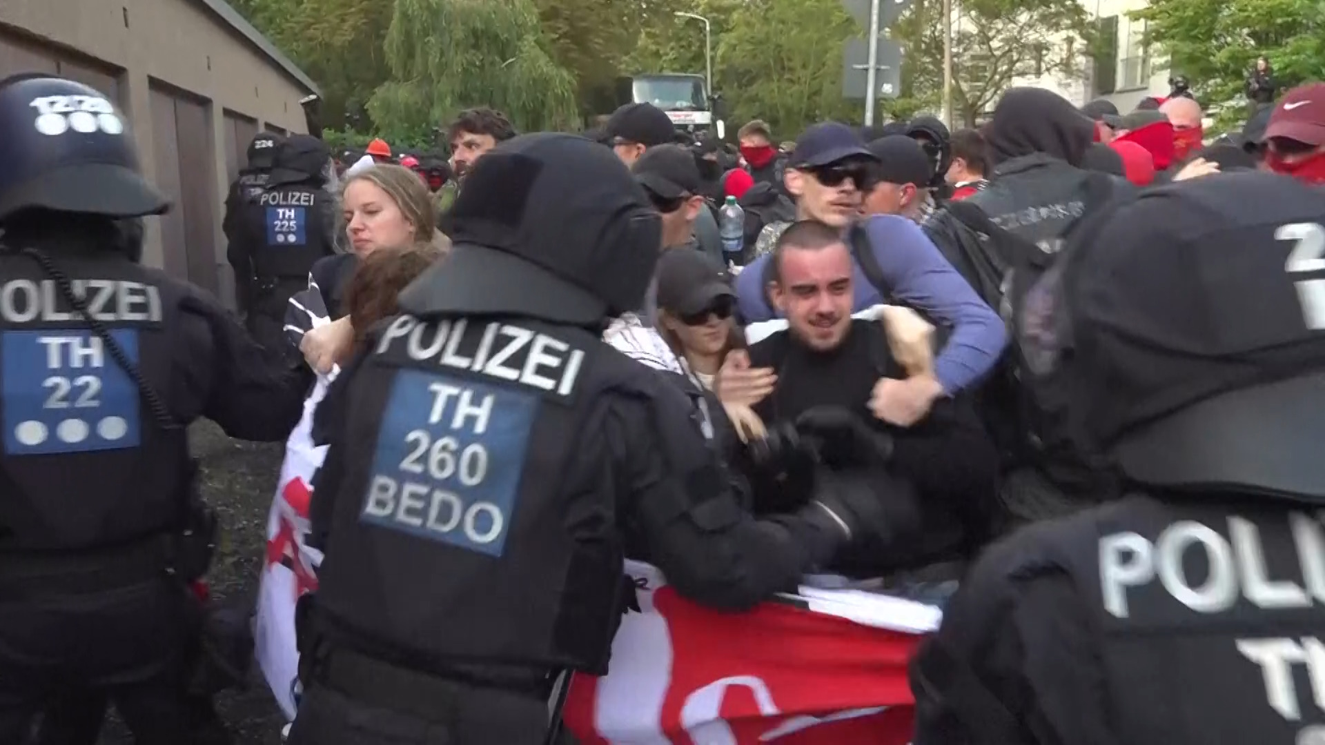 Video thumbnail for Police clash with protesters outside AfD meeting