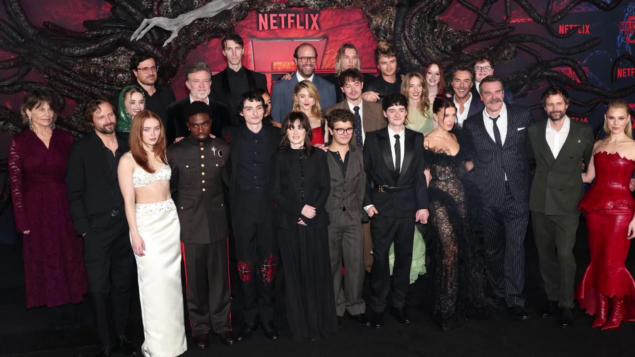 Video thumbnail for UNCAPTIONED: Millie Bobby Brown tried to 'mend' friendships with Stranger Things co-stars.
