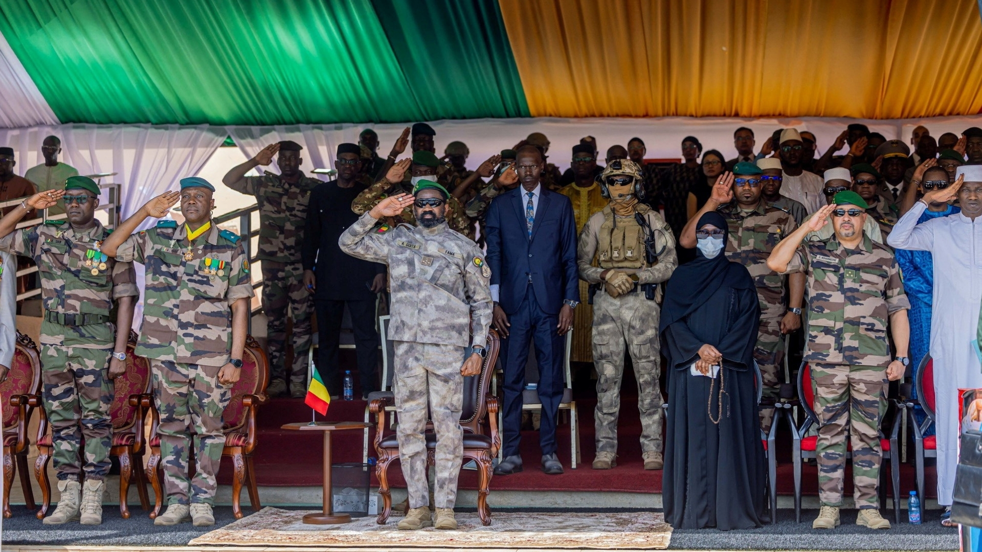 Video thumbnail for Mali buries defence minister after national mourning as attacks intensify