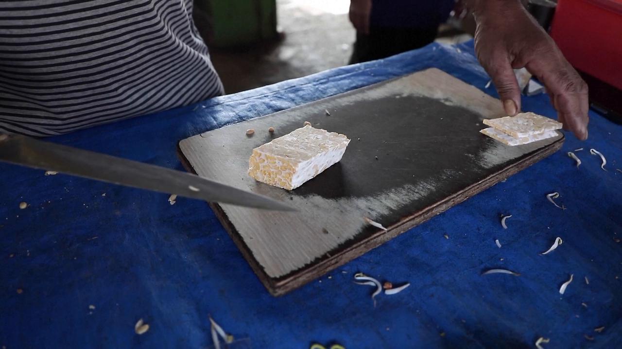 Video thumbnail for Indonesia: Currency devaluation drives up cost of staple food in Indonesia.