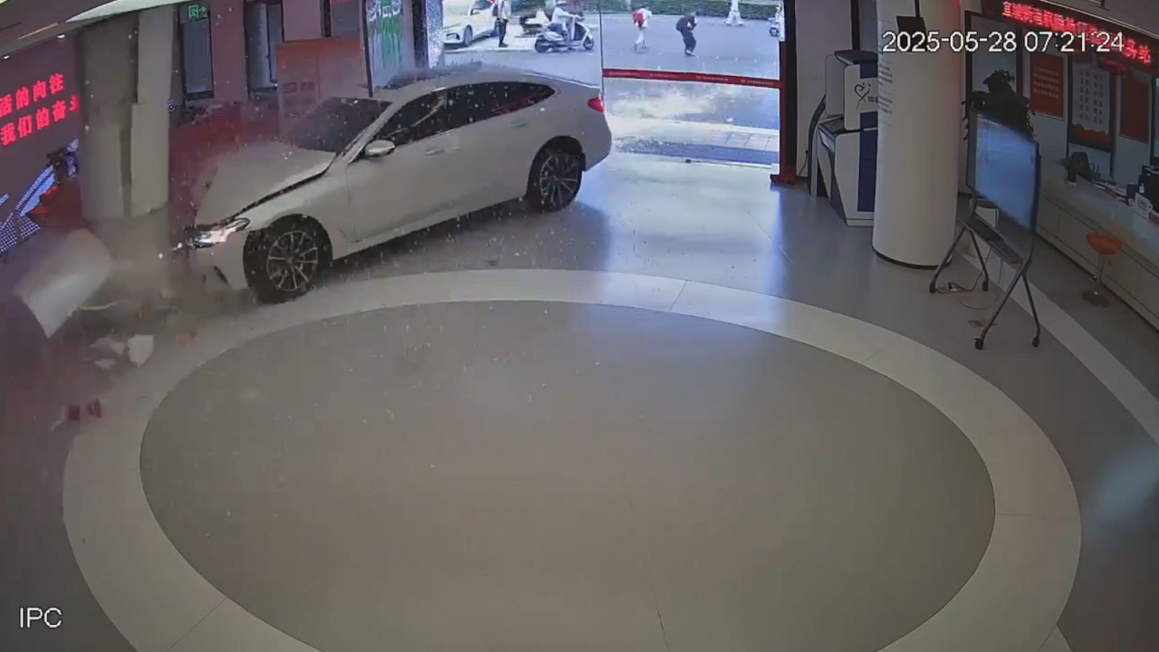 Video thumbnail for Car Crashes Through Glass Entrance in Guangdong!
