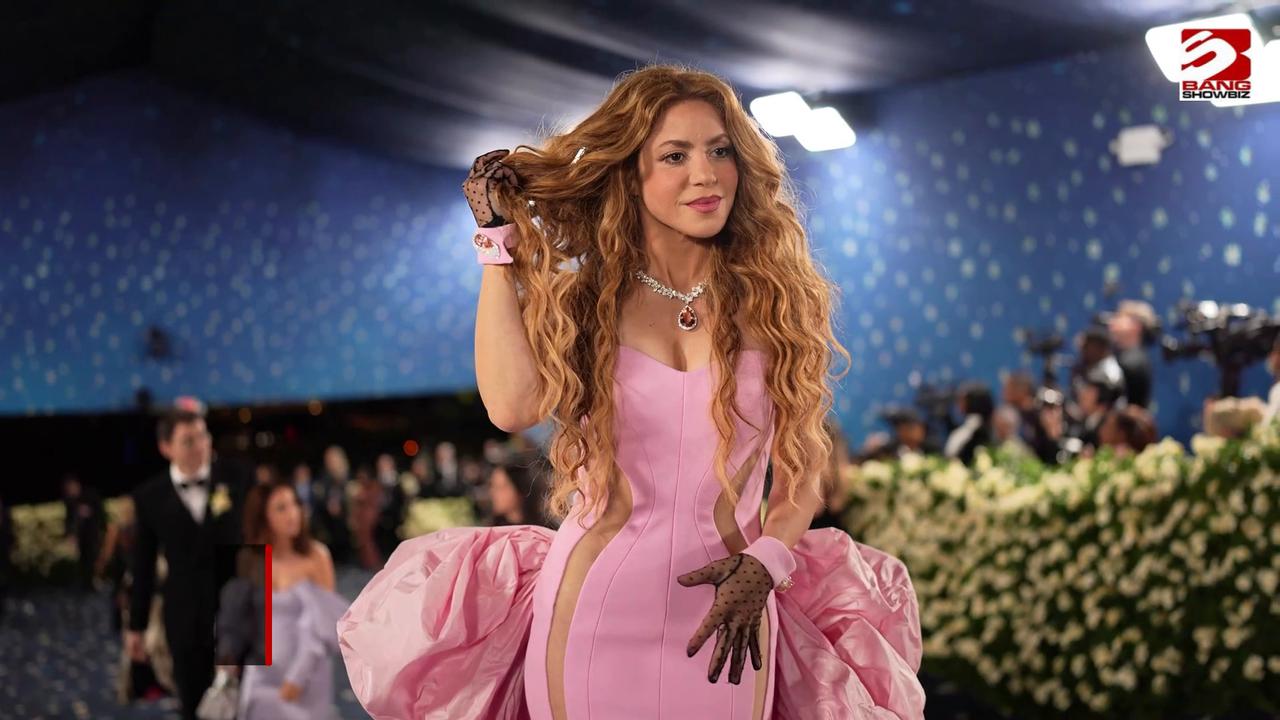 Video thumbnail for Shakira performs a free concert at Copacabana Beach that draws two million fans