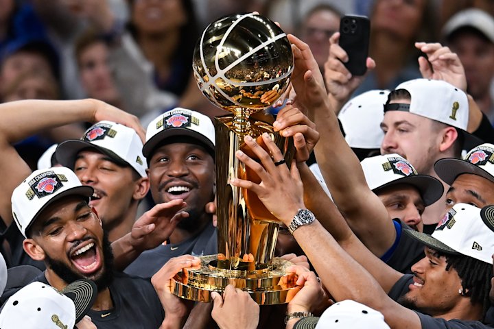 Video thumbnail for LIVE UPDATES: NYPD announces all viewing pens for Knicks Championship Parade are full
