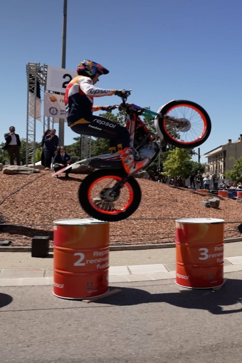 Video thumbnail for Most consecutive barrels jumped on a motorcycle (rear wheel only) - 53 by Toni Bou