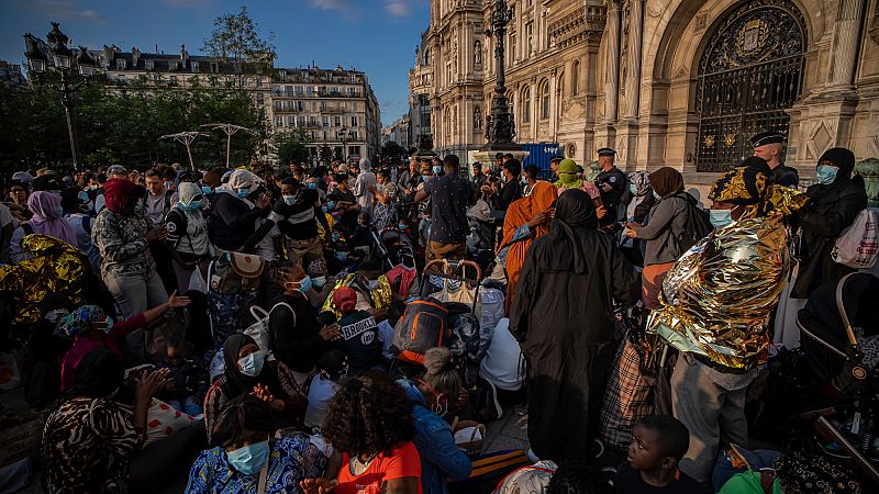 'Video thumbnail for Migrants appeal for immediate shelter outside Paris City Hall'