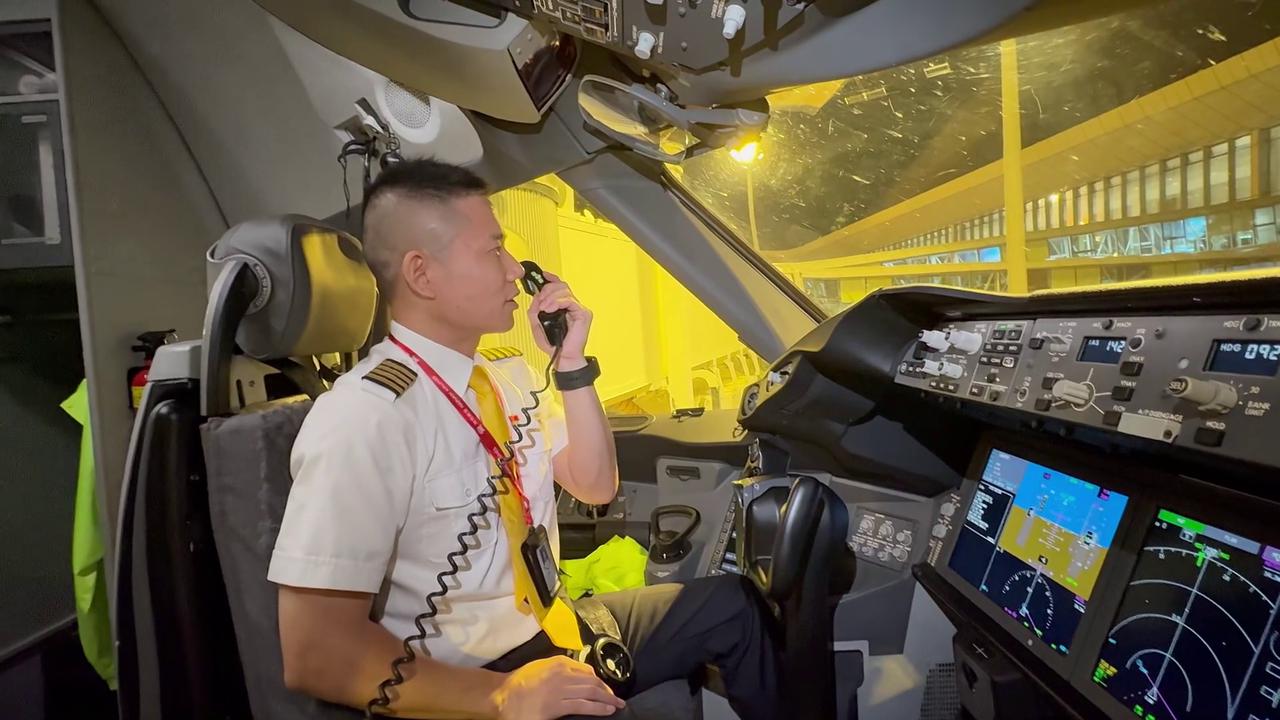 Video thumbnail for China: Hainan Airlines launches Haikou-Chongqing-Madrid route.