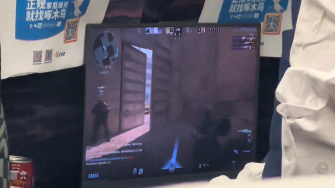 Video thumbnail for Playing Counter-Strike 2 on a High-Speed Train in China