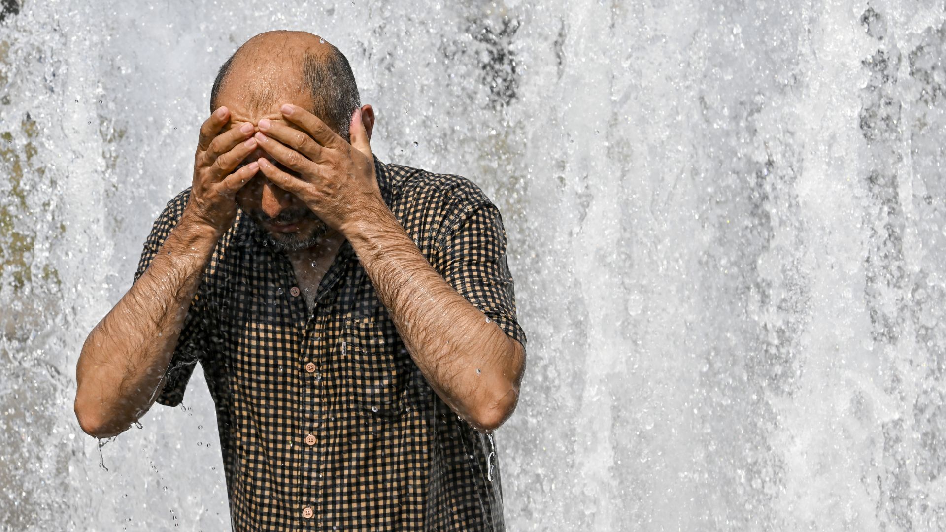 Video thumbnail for Europe heatwave: Germany sees hottest temperature on record