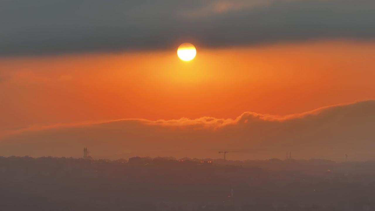 Video thumbnail for Türkiye: Sunrise paints breathtaking views over Istanbul's Bosphorus.