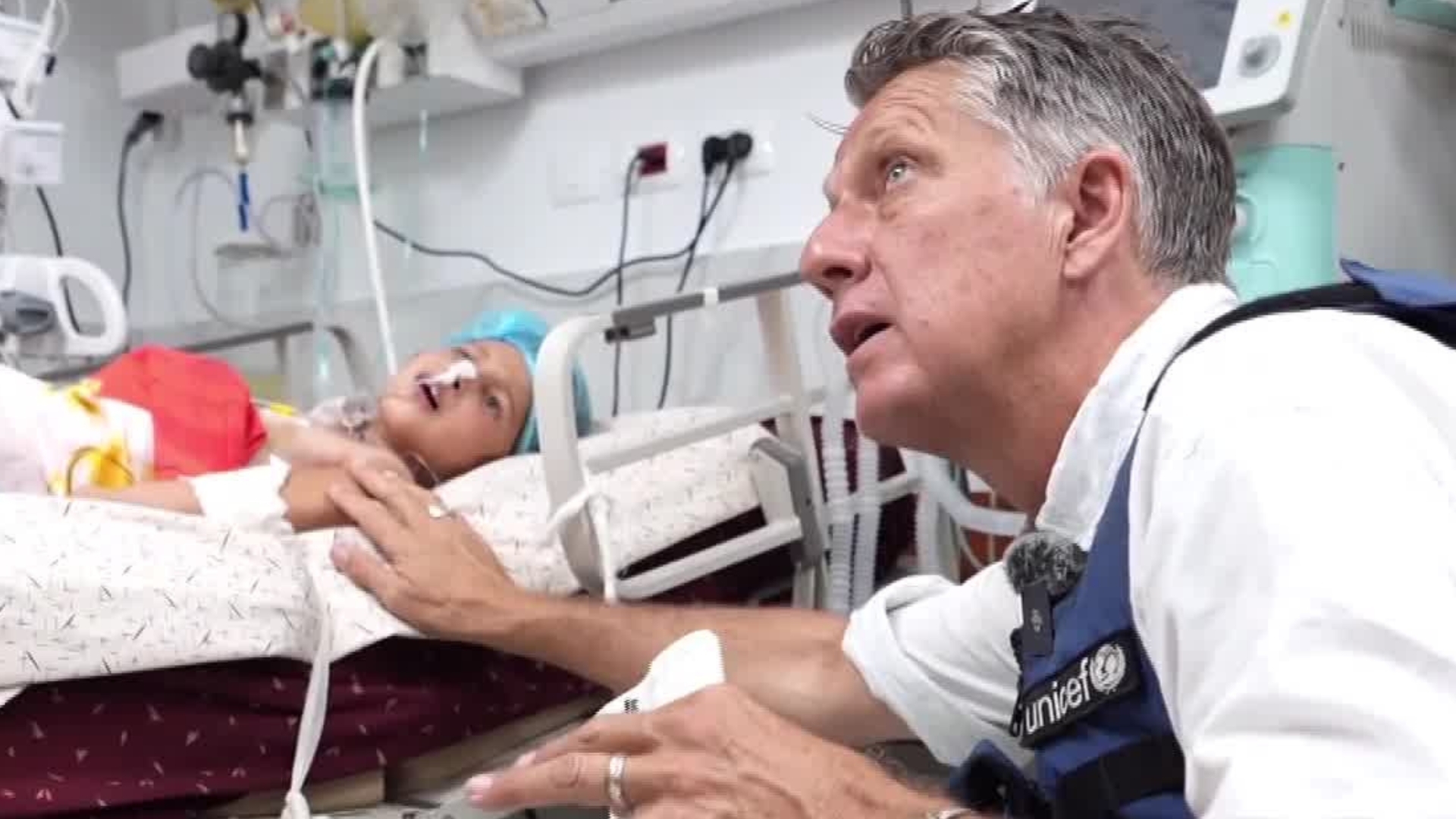 Video thumbnail for Medical situation for children: UNICEF surveys the damage at al-Shifa Hospital