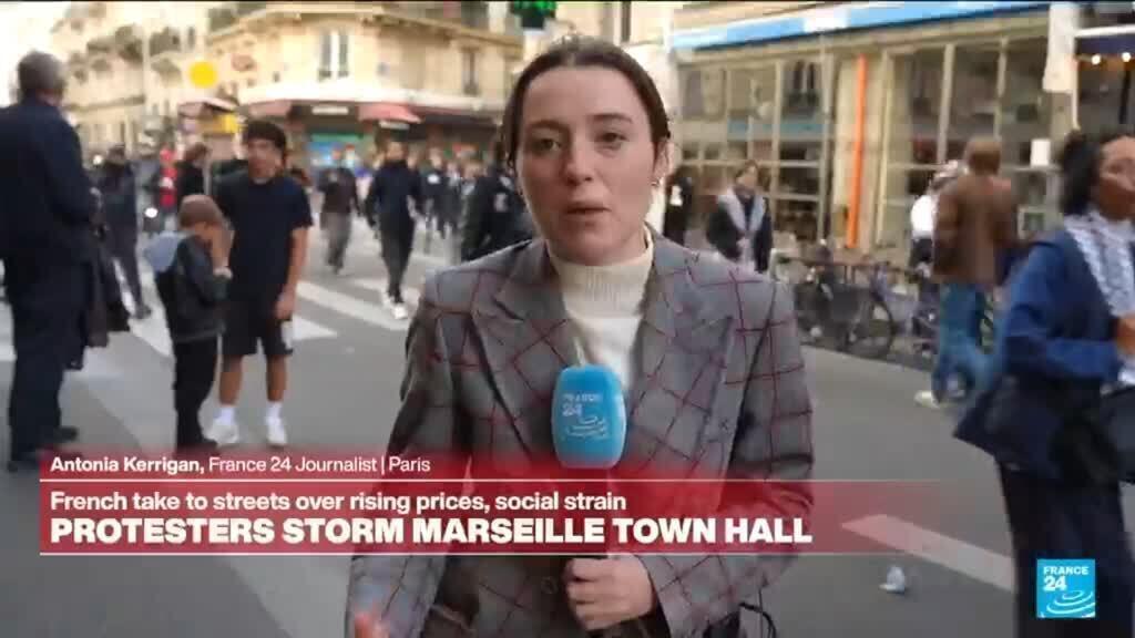 Video thumbnail for Protests in France: "Two fires broke out in Place de la République"