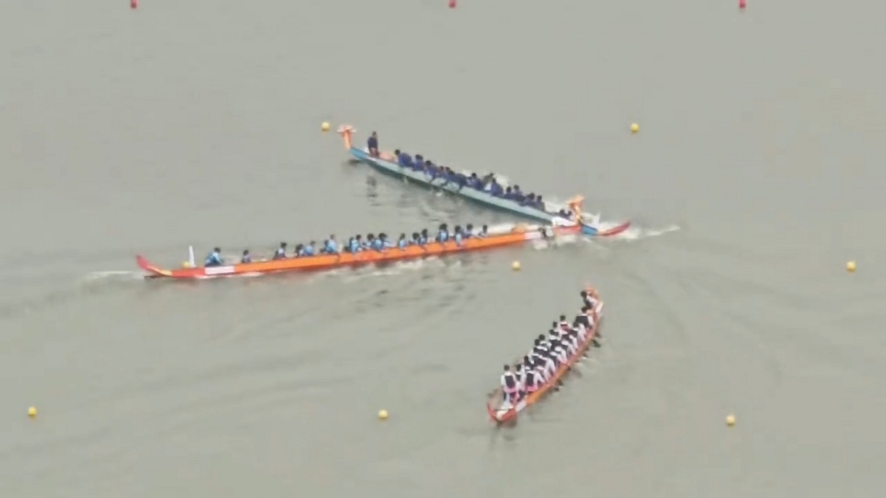Video thumbnail for Wild Dragon Boat Crash Shakes Jinji Lake Race!