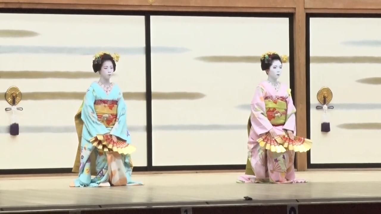 Video thumbnail for Japan: Maiko dance practice.