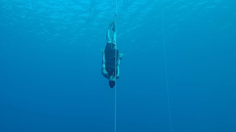Video thumbnail for Ukrainian freediver Kateryna Sadurska breaks 86m no fins dive record in Dominica