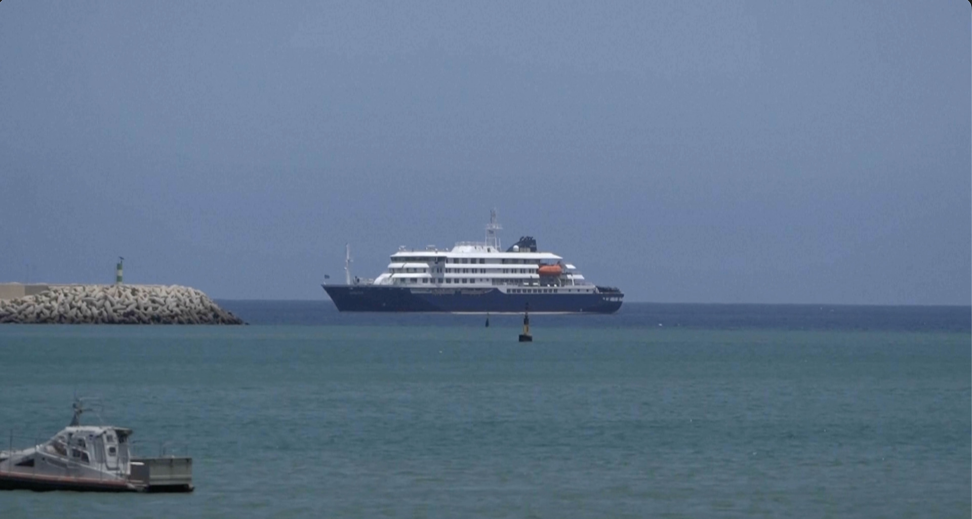 Video thumbnail for EU closely monitoring hantavirus outbreak on cruise ship