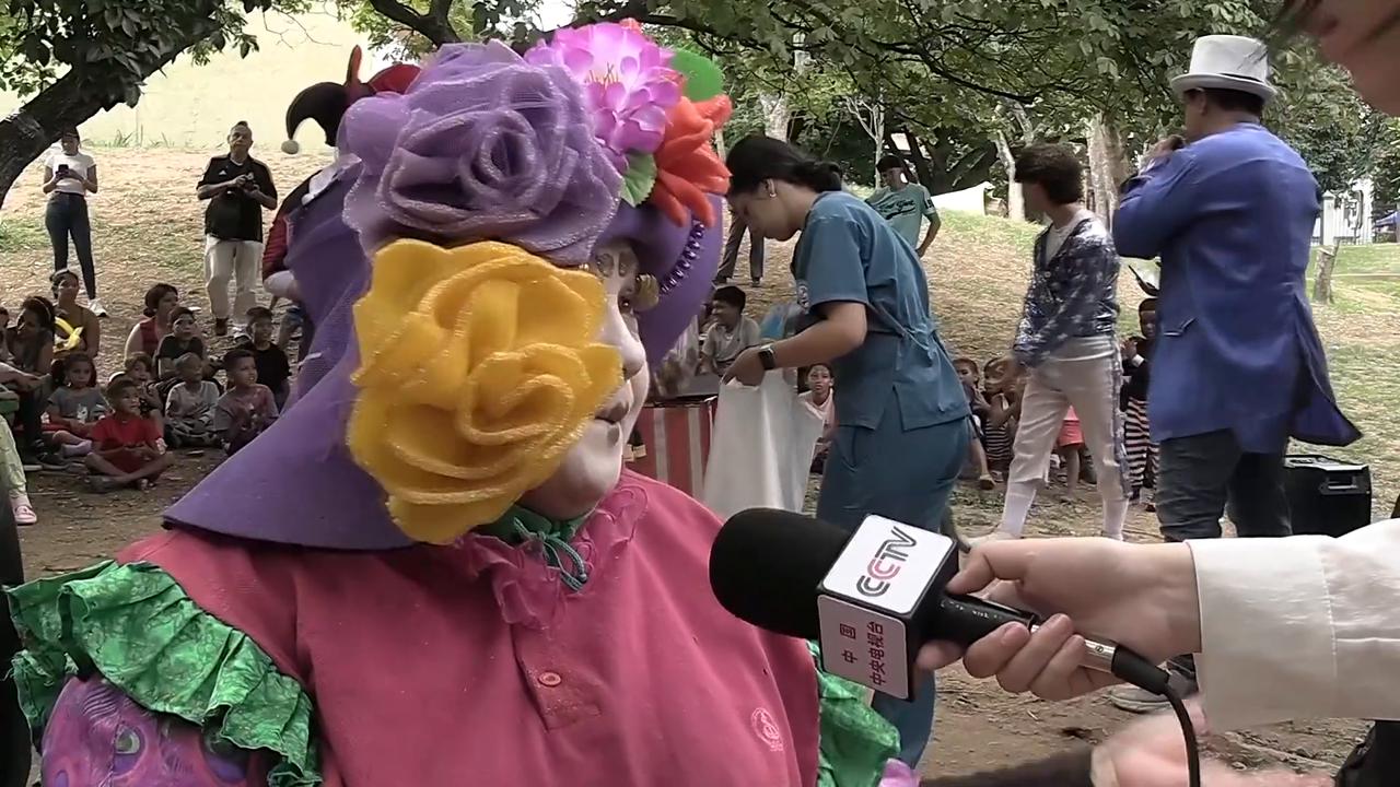 Video thumbnail for Venezuela: Puppet shows bring laughter back to quake-affected children's faces in Venezuela.