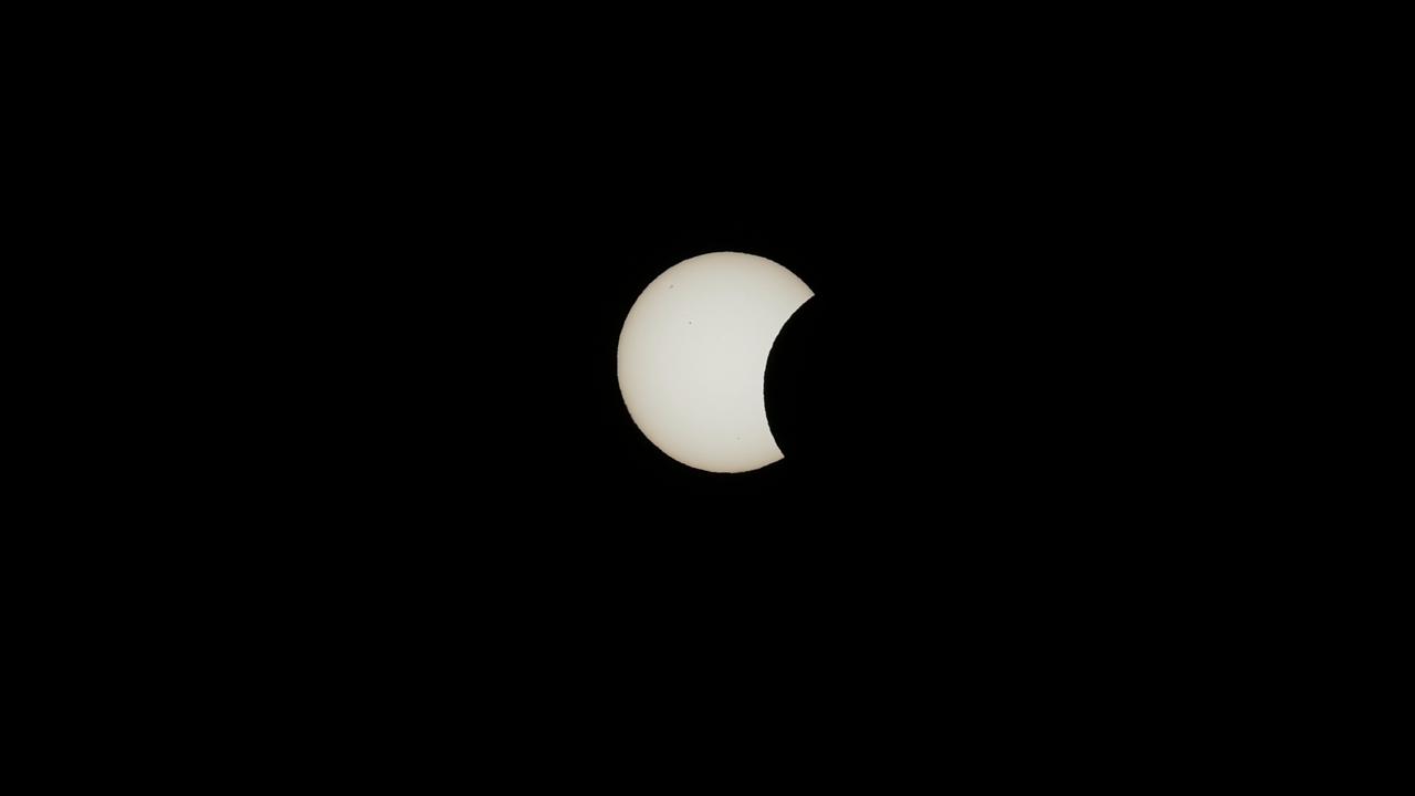 Video thumbnail for Spain: Astronomy enthusiasts observe partial solar eclipse in Canary Islands.