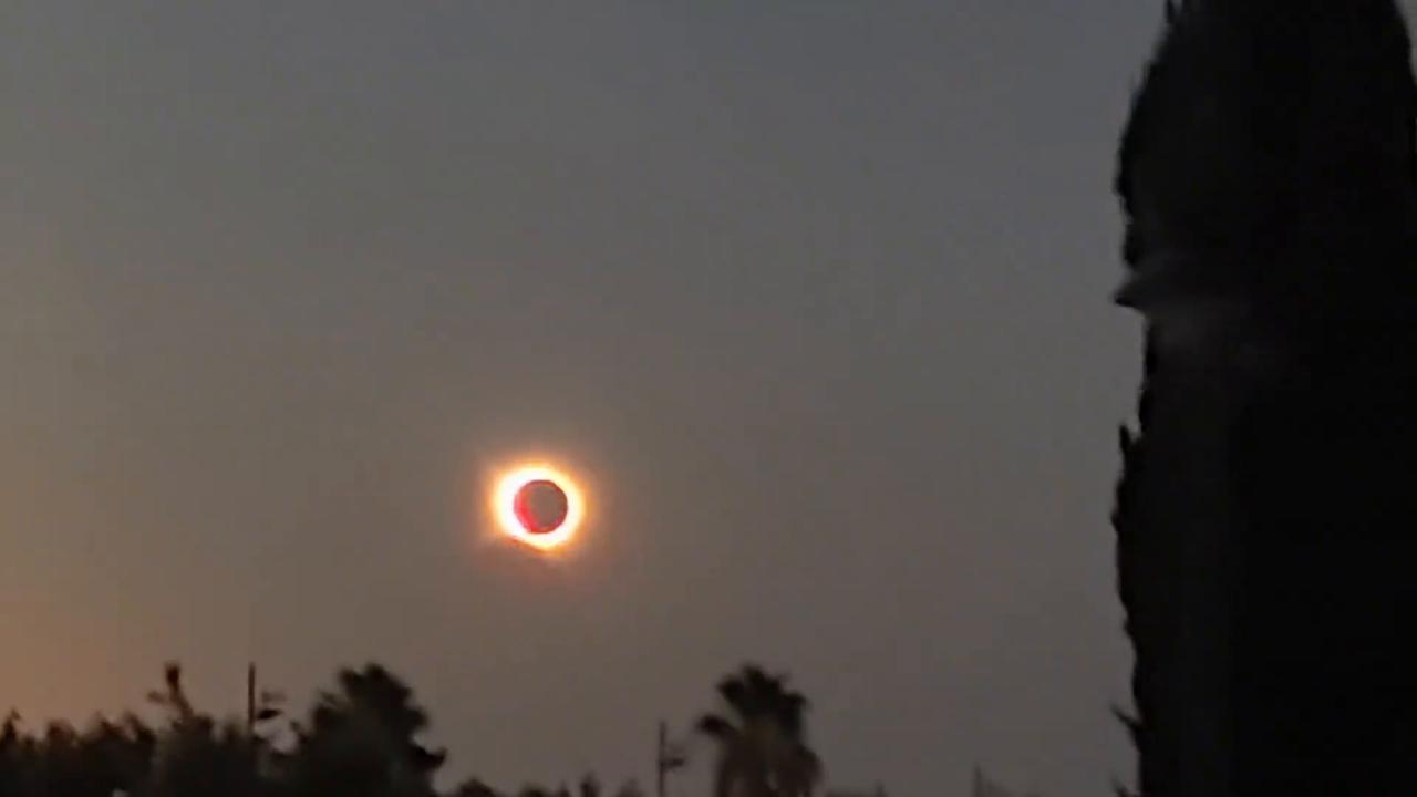 Video thumbnail for Spain: Stunning total solar eclipse amazes spectators in Spain.