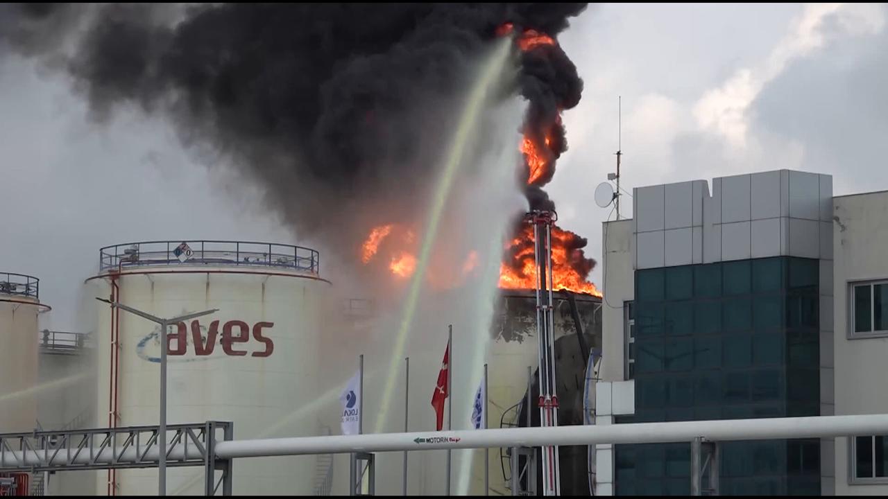 Video thumbnail for Türkiye: MOMENT - Explosion at fuel storage facility kills worker in southern Türkiye.