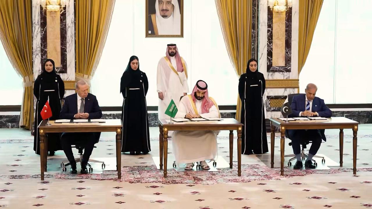 Video thumbnail for Türkiye: Türkiye, Saudi Arabia, Pakistan sign Mecca Joint Defense Agreement.
