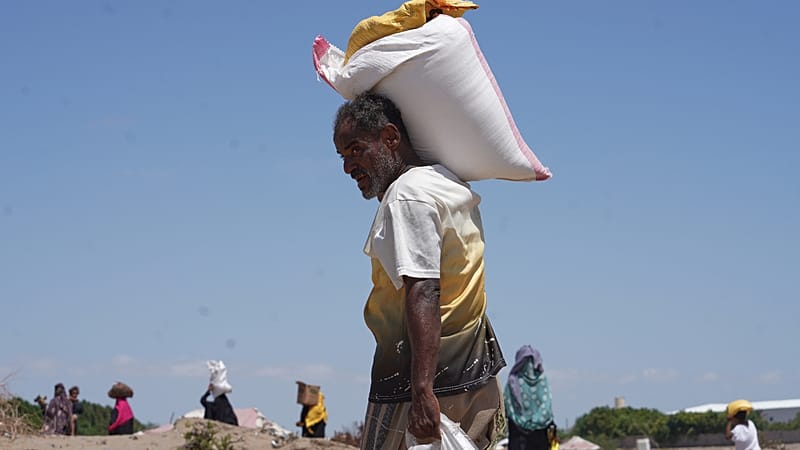 Video thumbnail for Yemen: Residents of Taiz fear food supply shortages amidst the siege
