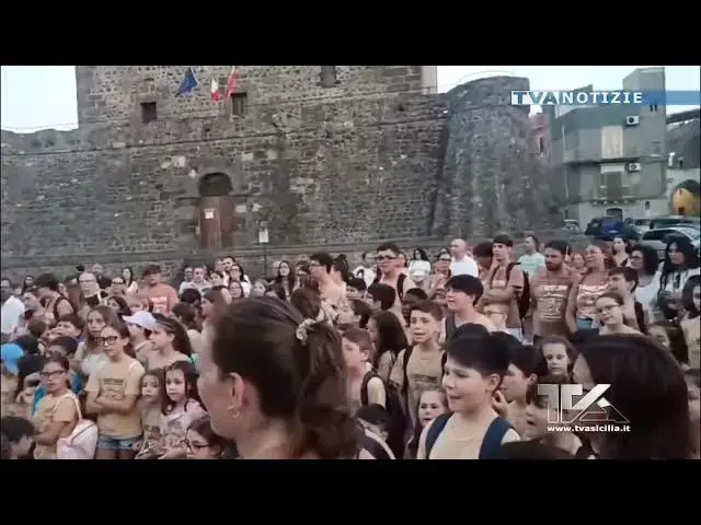 Video thumbnail for Adrano. La processione della Madonna del Carmelo. Toccante il momento in cui in piazza Umberto i bam