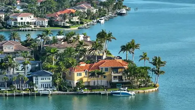 Video thumbnail for 12 Signs Someone Is Fake Rich (Financial Independence)