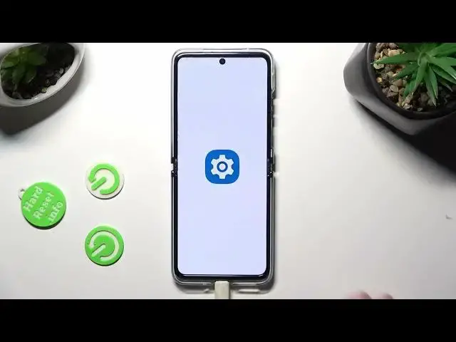 Video thumbnail for How to Download and Apply iOS Launcher on Motorola Razr 40 Ultra