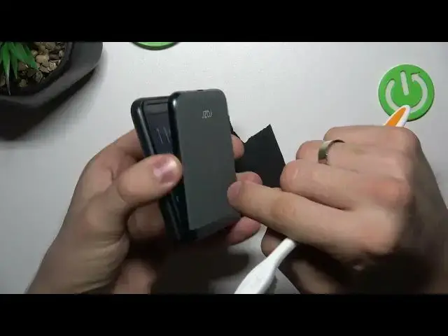 Video thumbnail for How to Clean USB Port on MOTOROLA Razr 40 By Using Household Items