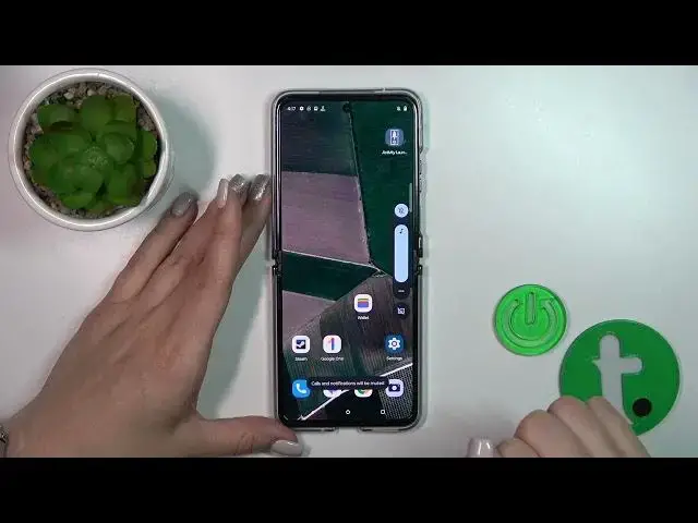 'Video thumbnail for How to Turn On / Turn Off the Silent Mode on MOTOROLA Razr 40 Ultra'