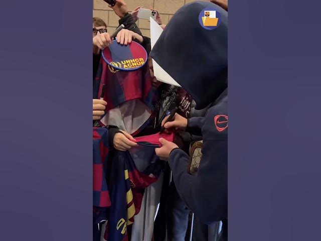 Video thumbnail for Roony compartió con los Culers tras el entrenamiento en Newcastle 💙❤️

 📹 FC Barcelona