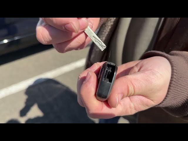 Video thumbnail for Suzuki Across - How to Replace Key Fob Battery