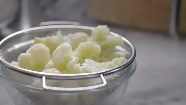 Video thumbnail for Easy CAULIFLOWER RECIPE ¦ Easy Vegetarian and Vegan Recipe (AC)