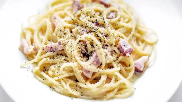 Video thumbnail for Classic Spaghetti Carbonara Recipe