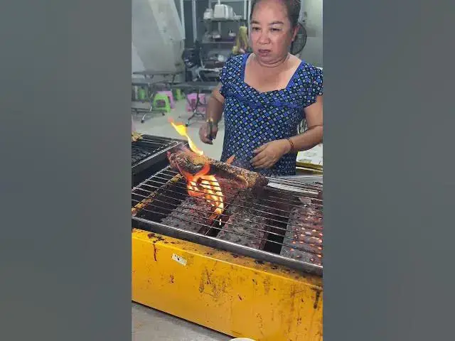 'Video thumbnail for Grilled Bone Marrow | Tủy Bò Nướng |  Street Food in Ho Thi Ky Market, Vietnam #streetfoodvietnam'