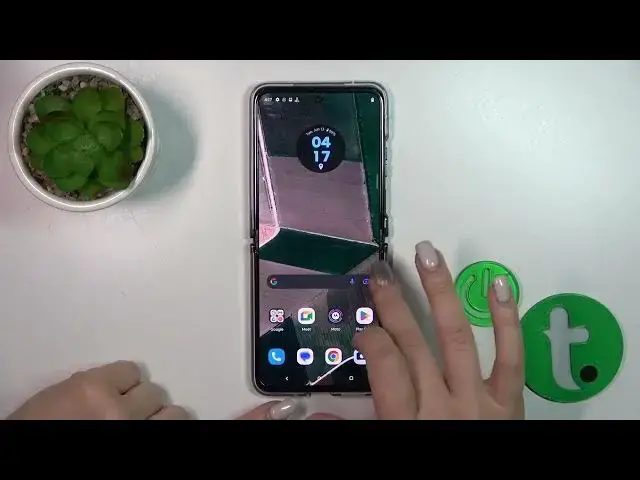 Video thumbnail for How to Turn On/Turn Off the Google Feed Home Screen Page on MOTOROLA Razr 40 Ultra - Google Discover