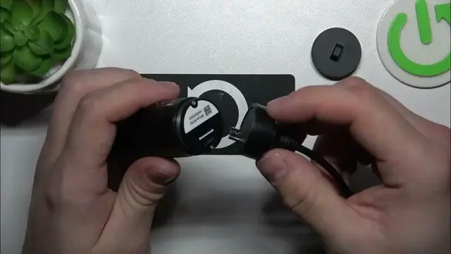 Video thumbnail for How to Charge MiVue M700 – Connect Charger