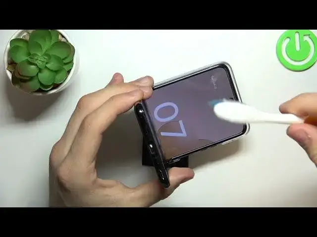 'Video thumbnail for How to Clean the USB Port of MOTOROLA Razr 40 Ultra Phone with a Toothbrush'