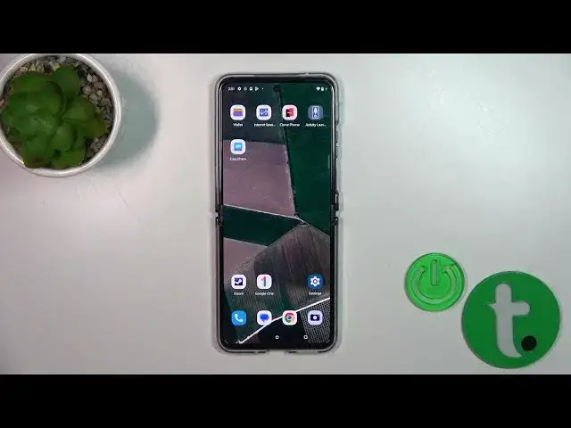 Video thumbnail for How to Switch On the Flashlight on MOTOROLA Razr 40 Ultra - Enabling the Torch