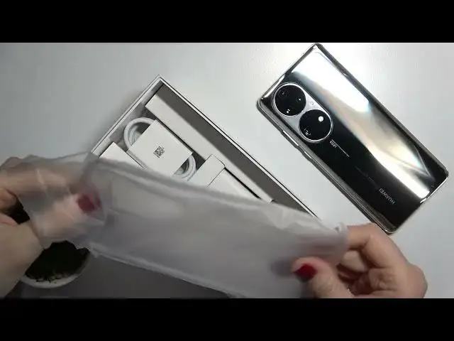 Video thumbnail for What’s in the HUAWEI P50 Pro box? – All Accessories