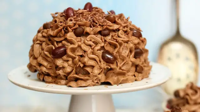 'Video thumbnail for Easy Recipe for Classic Chocolate Buttercream Frosting'