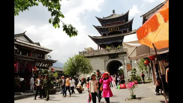 Video thumbnail for The Ancient City of Dali - China Vlog