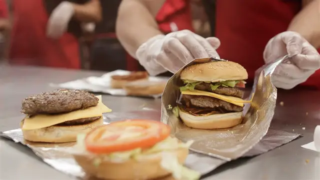 'Video thumbnail for What One Five Guys Crew Member Wishes Customers Knew'