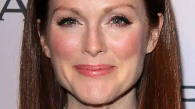 'Video thumbnail for Julianne Moore's Daughter Is Basically Her Twin'