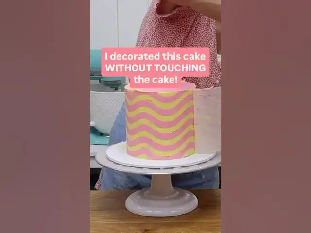 Video thumbnail for Using acetate creates unique buttercream designs that would be impossible to achieve without it!