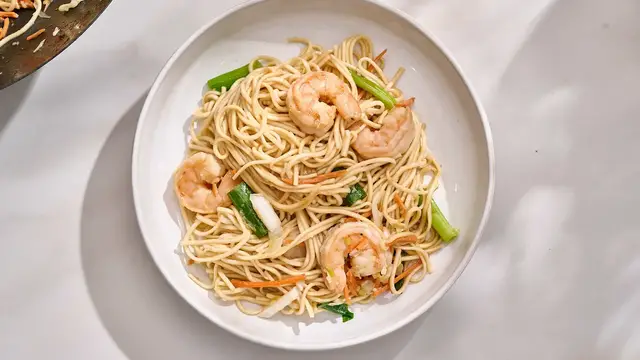 Video thumbnail for Classic Shrimp Lo Mein Recipe