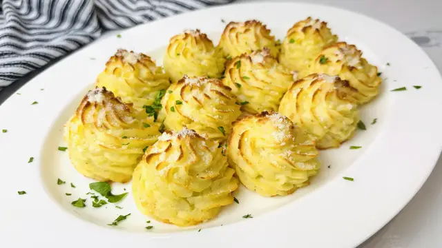 Video thumbnail for Garlic Parmesan Duchess Potatoes Recipe
