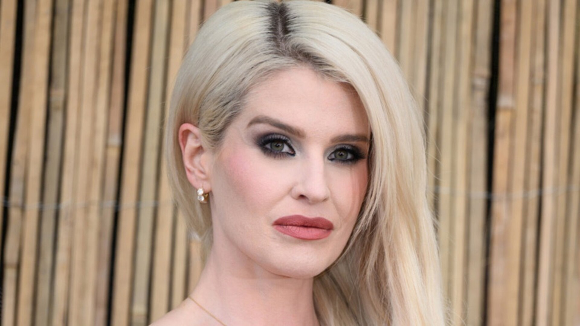 Video thumbnail for Side-By-Side Pics Of Kelly Osbourne's Weight Loss Show How Much Her Neck Has Changed