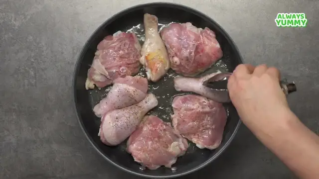 'Video thumbnail for Delicious CREAMY GARLIC CHICKEN IN 30 Minutes. Easy Dinner Recipe by Always Yummy (720P HD)'