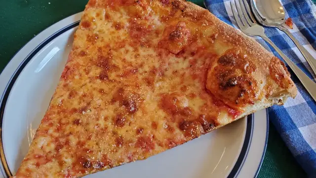 'Video thumbnail for Never Eat At A Pizza Shop That Shows This Bright Red Flag'